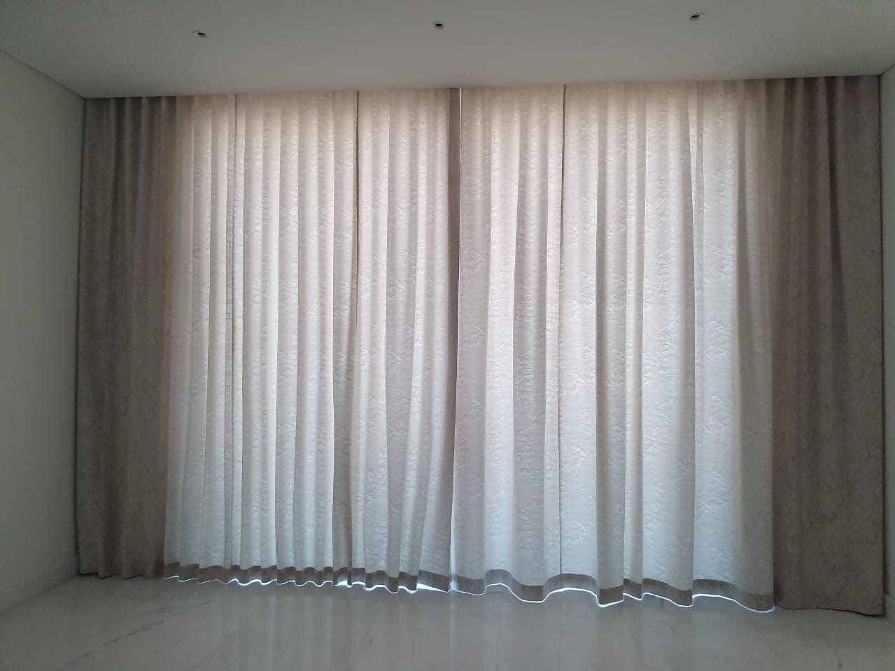 Motorized Curtains - Electric Automatic Drapery In Dubai - BlindsDxB